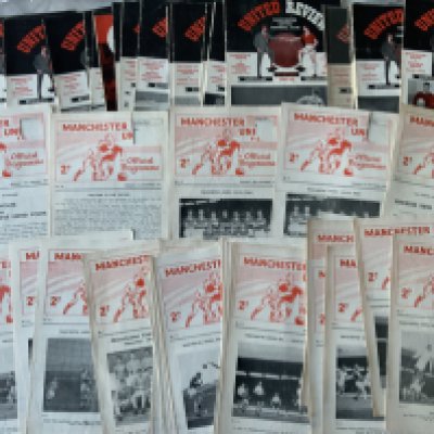 61/62 Manchester United Home Football Programmes: 23 reserve four pagers, 5 Youth cup, Liverpool v Preston FA Cup replay in poor condition plus 26 first team matches. Overall good with many having tokens removed. (55)
