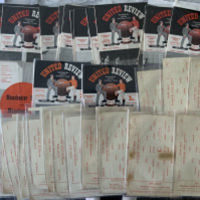 58/59 Manchester United Home Football Programmes: 16 reserve single sheets, 2 Youth cup, 2 x Man City Senior Cup final plus 22 first team matches. Overall good with some having tokens removed. (42)