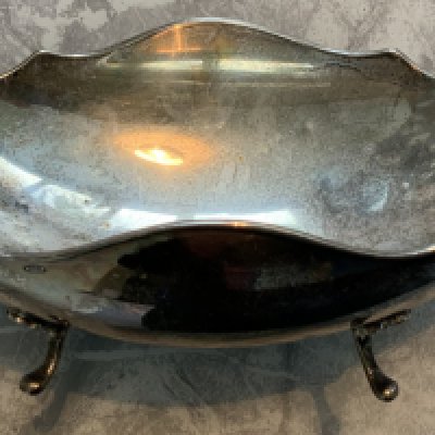 Manchester United Football Supporters Club Players Gift: Silver coloured dish issued by the Malta Supporters Club in 1997. Silver is tarnished but you can just make out the Manchester United Supporters Club logo. Believed to be former property of Gary Neville.