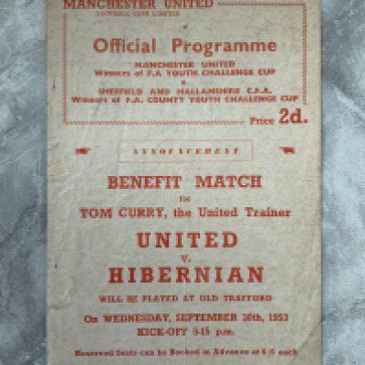 53/54 Manchester United Youth Cup Winners v Sheffield + Hallam Football Programme: Fair
condition rare 4 pager with lots of writing inside and possibly a Bobby Charlton autograph. Couple of
tiny tears to spine.