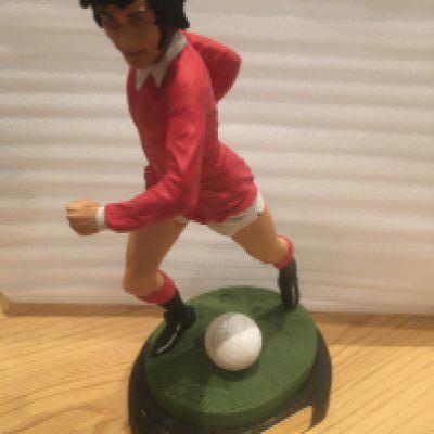 George Best Manchester United Football Figure: Excellent lifelike figure featuring Best In Manchester United kit wearing number 11. Sitting on base with plaque measuring 9 inches high including base.