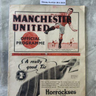 38/39 Manchester United v Sunderland Football Programme: Fair/good condition with no team changes. Some wear to fold. Staples removed not rotted away.
