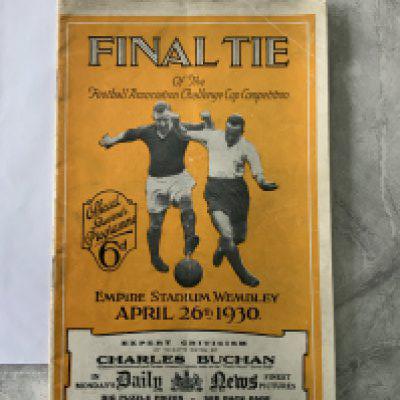 1930 FA Cup Final Football Programme: Arsenal v Huddersfield in very good condition with no team changes. Small fold in corner and very good considering no restoration has been carried out.