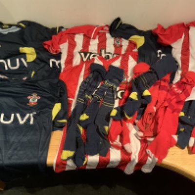 Southampton 2014 - 2015 Shirt + Shorts Collection: Comprises of 4 home and 4 away shirts all in large size in various condition. Includes 4 pairs of home and 6 away matching socks. Logos showing signs of deterioration.