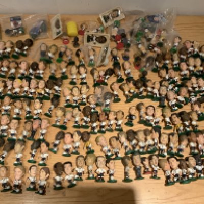England Corinthian Football Players: Large quantity mainly loose without box or wrappers. Duplication. (est 200)