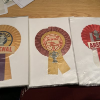 Arsenal Football Rosettes: Double Champs 1970/71, 1979 FA Cup Final and one with FA Cup stating Arsenal thought to be from 1978. Excellent. (3)
