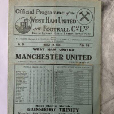 35/36 West Ham v Manchester United Football Programme: Division Two match in very good condition with no team changes.