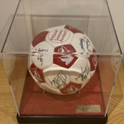 1986 Liverpool Double Winners Signed Cased Football. Official red and white panelled ball fully signed by the double winners. Housed in expensive perspex case with red felt base and plaque stating Liverpool FC 1986. Includes autographs of Dalglish Lawler Rush Grobbelaar Gillespie Lee Beglin McMahon Whelan McDonald Hansen Hooper and Wark. 19 autograph. Nice item.