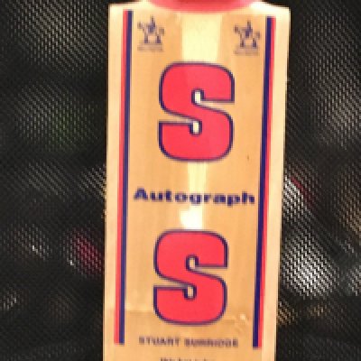 Essex Signed Cricket Bat: 13 autographs including Gooch Pritchard and Hussein.