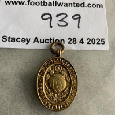 1959 Dennis Viollet Football League v Irish League Football Medal: Awarded to Dennis Viollet of Manchester United for playing for English League v Irish League at Blackburn on 4 November 1959. Vaughtons medal without box has Football League Representative Match to front and match details to rear.