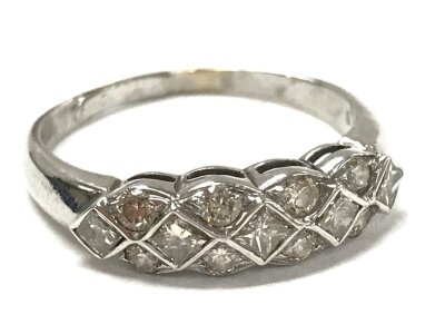 An 18ct gold white carat 0.45 cluster diamond ring, size L, 2.8g