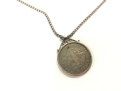 A South African 2 1/2 shillings coin in a silver mount with silver chain.
27.85g NO RESERVE
