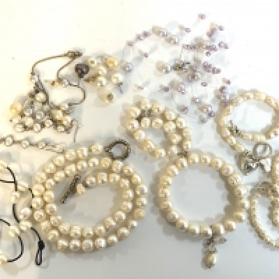 A large collection of baroque and mixed pearl jewellery. NO RESERVE