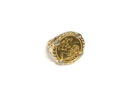 A 1982 gold sovereign set in a 9ct gold ring mount, approx 9.2g.