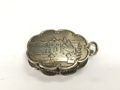A fine quality Nathaniel Mills silver vinaigrette embellished with a grand building in relief to the top and having a pierced silver gilt grille enclosed within. Birmingham 1847. Approx width 4cm.