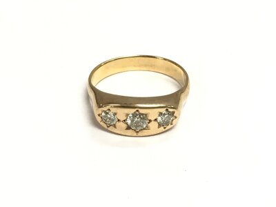 An unmarked gold ring set with three diamonds, approx 7.4g and approx size X.