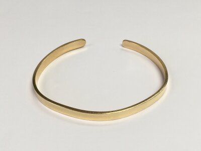 A 9ct gold bangle, approx 20.6g.