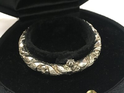 A children’s silver bangle/ rattle, 19g total weight NO RESERVE