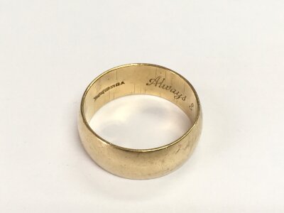 A large 9ct gold wedding band, approx 9.2g and approx size Y.