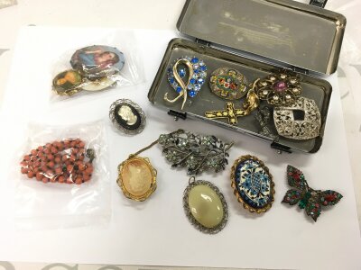 A collection of mixed brooches and a coral necklace.