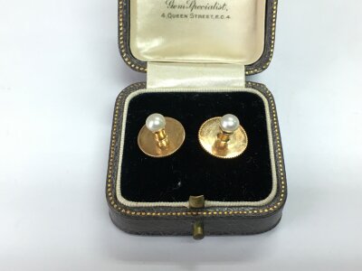 A boxed pair of 15ct gold and pearl collar studs, approx