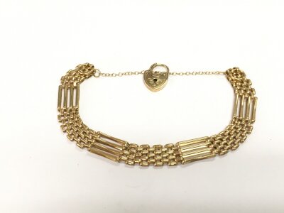A 9ct gold gate bracelet, approx 10g.