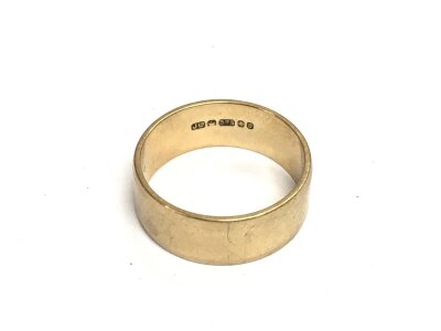A 9ct gold wedding band, approx 6g and approx size U.