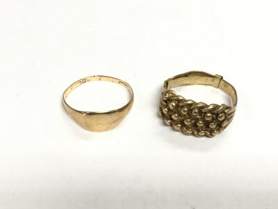 Two gold rings, total approx 5.9g.