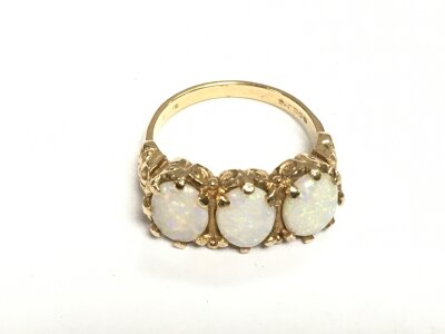 A 9ct gold opal ring, approx 4.5g and approx size O.