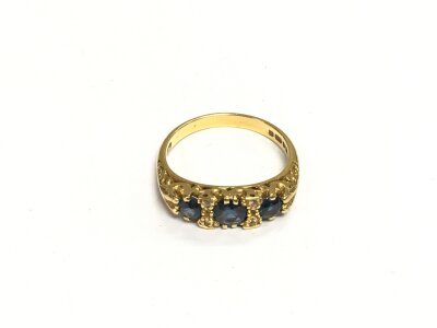 An 18ct gold and sapphire ring, approx 3.8g and approx size M.