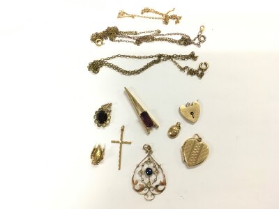 A small collection of gold items comprising pendants, brooches etc Total approx 22.2g.