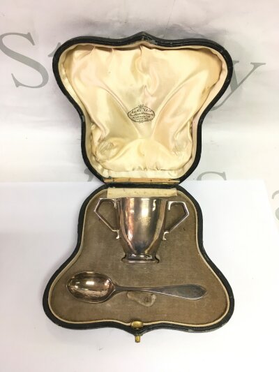 A cased silver egg cup and spoon, London hallmarks.