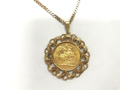 A 1898 sovereign in pendant mount on chain.
17g