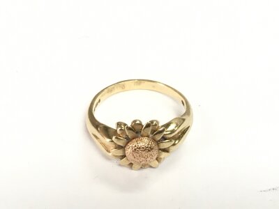 A 9ct gold Clogau daisy ring, approx 4.4g and approx size N.