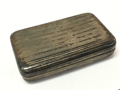 A silver snuff box 7cm wide