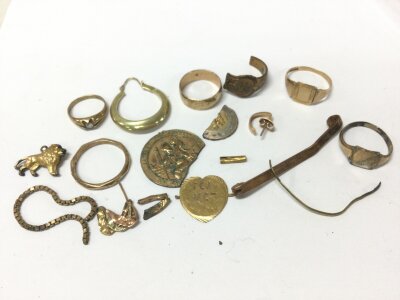 A collection of gold fragments 9ct. 23.9g