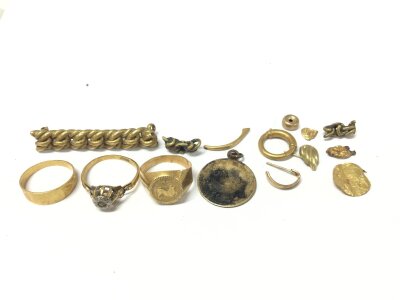 A collection of gold fragments 14ct+.19.5g total weight