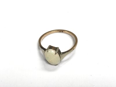 A 9ct gold Opal set ring size M 1/2 and 1.36g