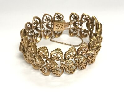 A 9ct gold filigree leaf pattern bracelet.
41.05g