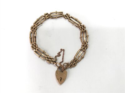 A 9ct gold bracelet with a heart shaped clasp. 6.22g