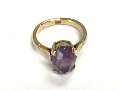 A gold amethyst ring. Size M 1/2 and 4.31g