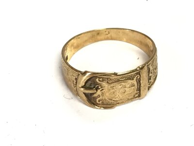 A 9ct gold buckle ring. Size P 1/2 and 2.80g