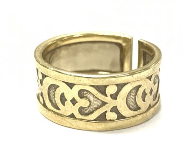 A 9ct gold split ring size T and 6.19g