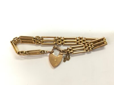 A 9ct gold gate bracelet with a heart shaped clasp, approx 26g.