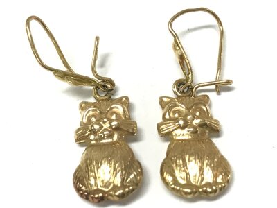 Tested unmarked 9ct gold cat earrings . 1.6g
