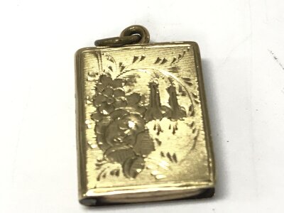 A Victorian gold back and front book locket, no reserve