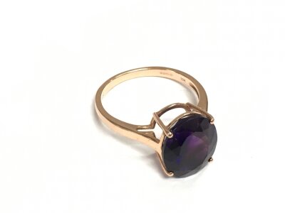 A 10k rose gold ring set with an amethyst, approx 3.6g and approx size R.