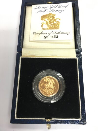 A cased 1994 gold half sovereign.