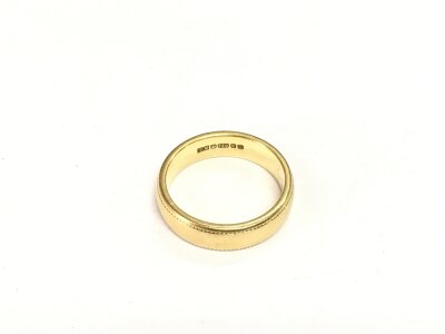 An 18ct gold wedding band, approx 6g and approx size K.