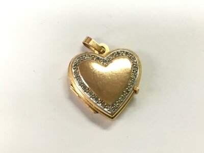 A 9ct gold heart shaped pendant / locket, approx 2cm width.